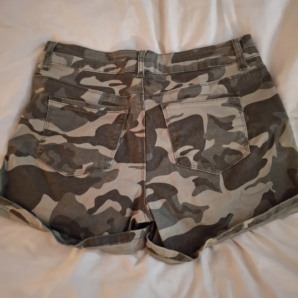 Royalty Collection Green and Brown Camo Cargo Shorts Durable Design - Picture 5 of 6